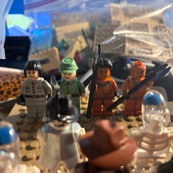 LEGO Indiana Jones Kingdom Adventure Set with Red and Tan - Picture 4 of 4